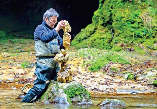 JEan-Paul Gobet Rocstater Stone Balancing Expo Grange de Nane Journal Cossonay article presse